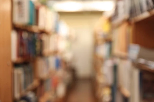 Vista borrosa de los armarios con libros en la biblioteca —  Fotos de Stock
