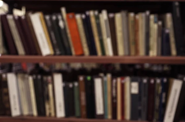 Vista borrosa de los estantes con libros en la biblioteca —  Fotos de Stock