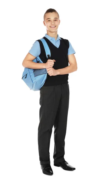Портрет хлопчика-підлітка у шкільній формі з рюкзаком на білому тлі — стокове фото