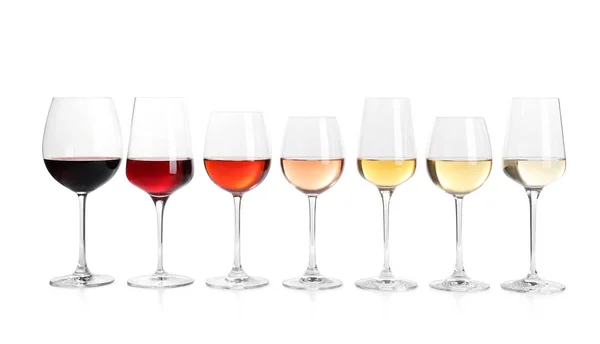 Рядок окулярів з різними винами на білому тлі — стокове фото