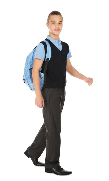 Ganztägiges Porträt eines Teenagers in Schuluniform mit Rucksack auf weißem Hintergrund — Stockfoto