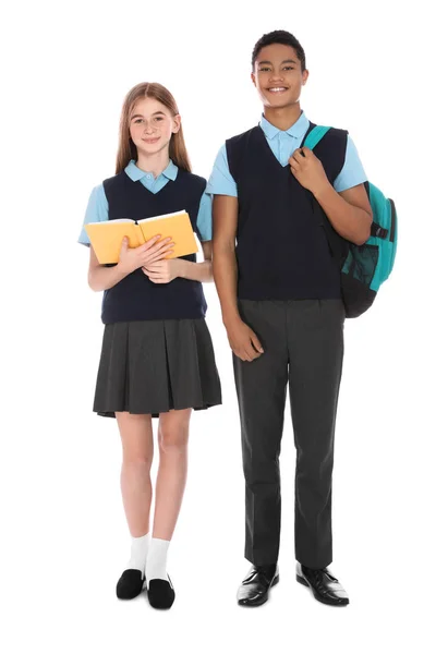 Retrato de comprimento total de adolescentes em uniforme escolar no fundo branco — Fotografia de Stock