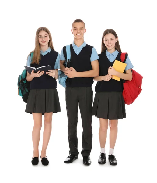 Retrato completo de adolescentes en uniforme escolar sobre fondo blanco — Foto de Stock