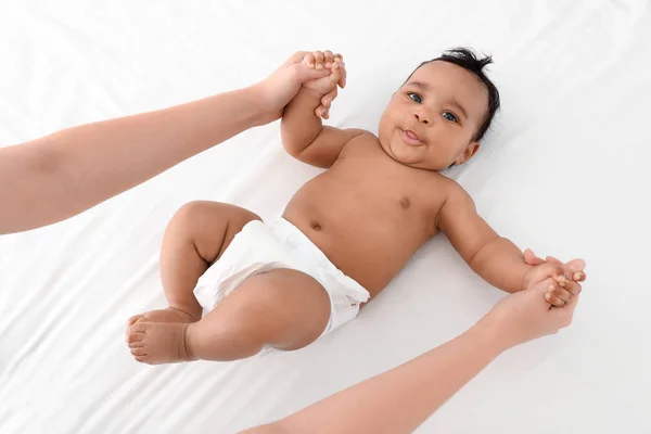 Mère et son mignon enfant sur lit blanc, au-dessus de la vue. Massage bébé et exercices — Photo