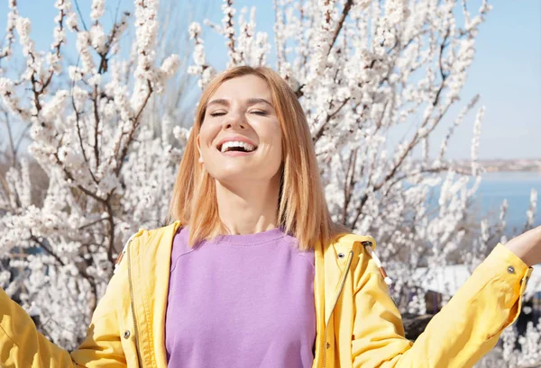 Feliz mujer sana disfrutando de la primavera al aire libre. Concepto libre de alergia —  Fotos de Stock