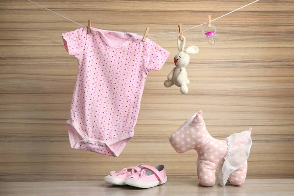 Sammansättning med baby tillbehör på trä bakgrund — Stockfoto