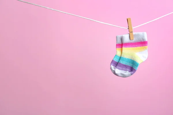 Küçük çorap renk arka plan, metin için alan karşı yıkama hattı üzerinde asılı. Bebek aksesuarları — Stok fotoğraf