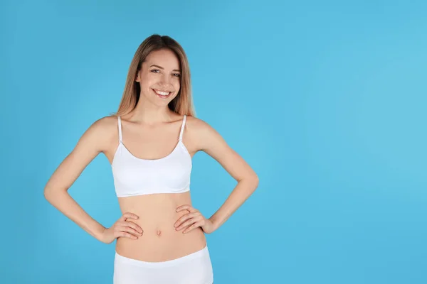 Jovem mulher magra em fundo de cor, espaço para texto. Corpo perfeito — Fotografia de Stock