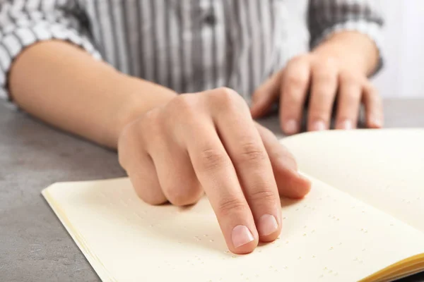 Blinden lezen boek geschreven in braille aan tafel, close-up — Stockfoto