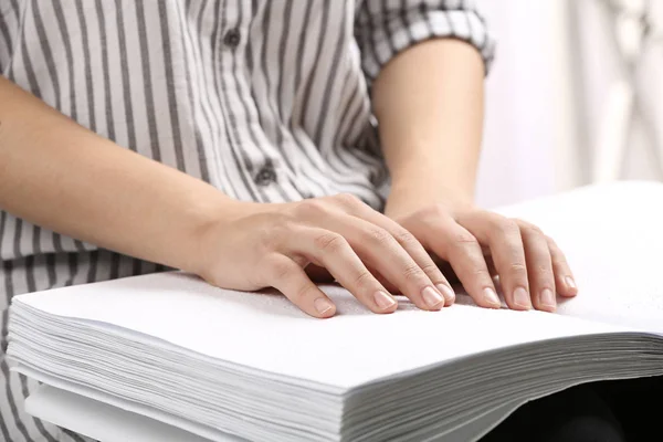 Blind persoon lezen boek geschreven in braille, close-up — Stockfoto