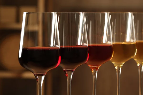 Bicchieri di diversi vini in cantina, primo piano. Collezione costosa — Foto Stock