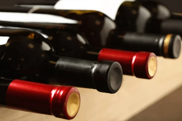 Flessen van verschillende wijnen, close-up. Dure inzameling — Stockfoto