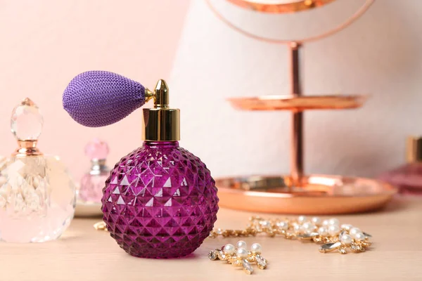 Tuvalet masasında parfüm şişeleri ve mücevherler — Stok fotoğraf