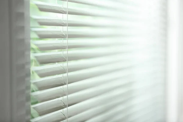 Vedere de aproape a ferestrei cu jaluzele orizontale — Fotografie, imagine de stoc