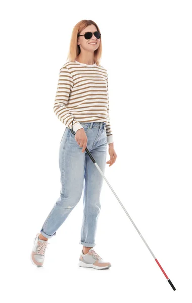 Persona ciega con bastón largo caminando sobre fondo blanco —  Fotos de Stock