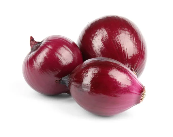 Cebollas rojas enteras frescas sobre fondo blanco — Foto de Stock