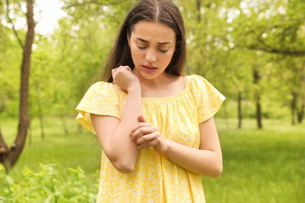 Jonge vrouw krabt de hand buiten. Seizoensgebonden allergie — Stockfoto