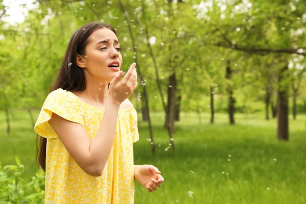 Young woman suffering from seasonal allergy outdoors, space for text — Stock Photo, Image