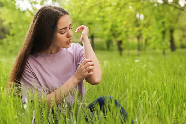 Jonge vrouw die buiten krabt, ruimte voor tekst. Seizoensgebonden allergie — Stockfoto
