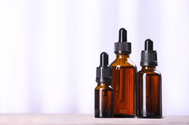 Hafif arka plan, metin için alan karşı masada uçucu yağlar Şişeler. Kozmetik ürünler