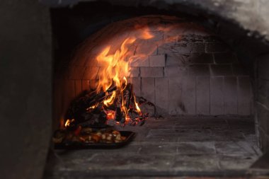 Fırın içinde yanan odun yakın gıda ile ızgara tava