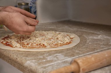 Masada pizza hazırlayan adam, yakın çekim. Fırın tarifi