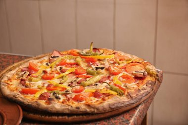 Restoranda nefis pizzalı ahşap tahta bir masa. Fırından yeni çıktı.