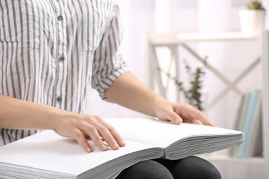 Braille kapalı, closeup yazılmış kör kişi okuma kitabı