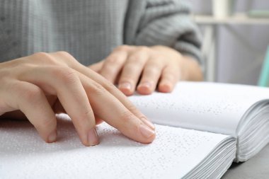 Braille yazılmış kör kişi okuma kitabı, closeup