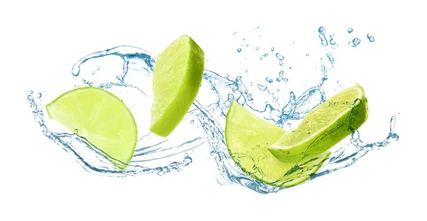 Fatias de limão suculento e salpicando água fria no fundo branco — Fotografia de Stock