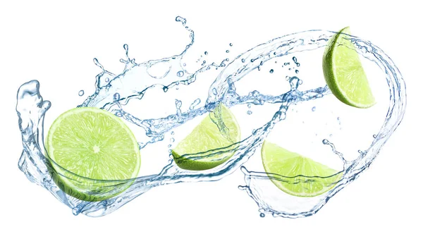 Tranches de citron vert juteux et éclaboussures d'eau froide sur fond blanc — Photo