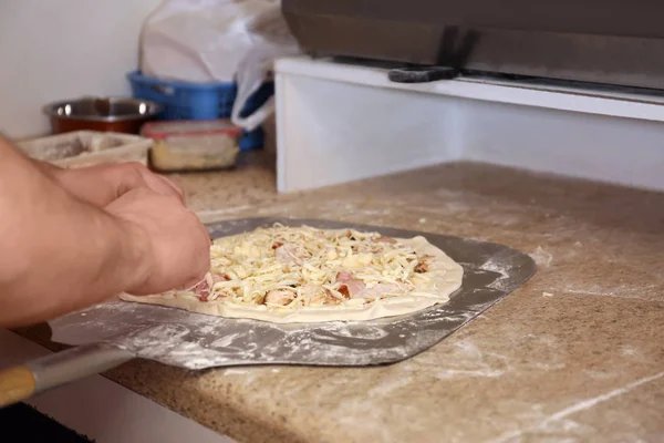 Masada pizza hazırlayan adam, yakın çekim. Fırın tarifi