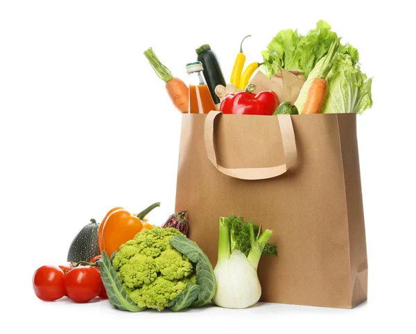 Papieren tas met verse groenten en een fles SAP op witte achtergrond — Stockfoto