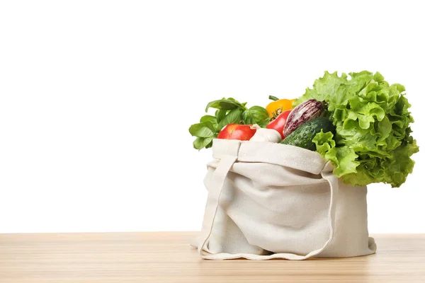 Bolsa de tela con verduras sobre la mesa sobre fondo blanco. Espacio para texto — Foto de Stock