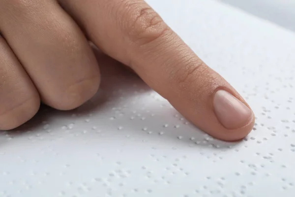 Libro de lectura de ciegos escrito en braille, primer plano — Foto de Stock
