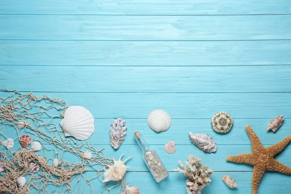 Composición plana con conchas marinas y espacio para texto sobre fondo de madera — Foto de Stock