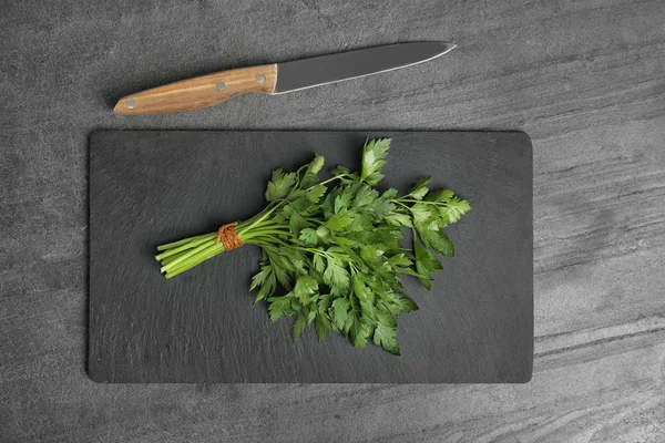 灰色の背景に新鮮な緑のパセリとナイフとフラットレイコンポジション — ストック写真
