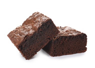 Beyaz arka planda taze brownie parçaları. Lezzetli çikolatalı pasta