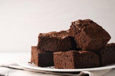 Hafif arka plan, metin için boşluk karşı beyaz masada taze brownie ile Plaka. Lezzetli çikolatalı pasta