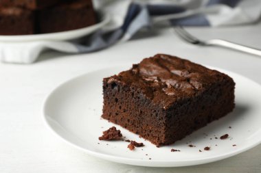 Beyaz masa üzerinde taze brownie ile Plaka, metin için boşluk. Lezzetli çikolatalı pasta
