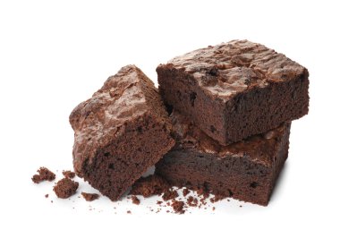 Beyaz arka planda taze brownie parçaları. Lezzetli çikolatalı pasta