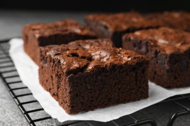 Gri masada taze brownie ile soğutma raf, closeup. Lezzetli çikolatalı pasta