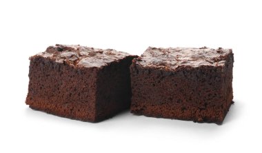 Beyaz arka planda taze brownie parçaları. Lezzetli çikolatalı pasta