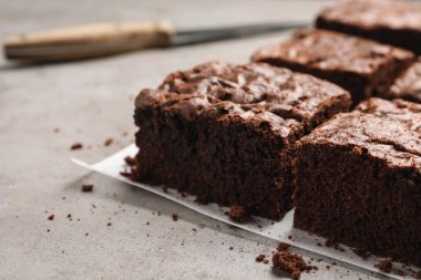 Masada taze browniler, metin için yer ile yakın çekim. Lezzetli çikolatalı pasta