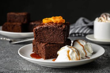 Taze kek ve dondurma ile tabak masada. Lezzetli çikolatalı pasta