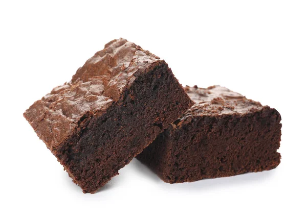 Trozos de brownie fresco sobre fondo blanco. Delicioso pastel de chocolate —  Fotos de Stock