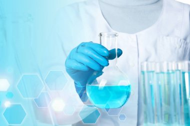 Bilim adamı elinde cam şişesi sıvı, yakın çekim. Çözelti kimyası