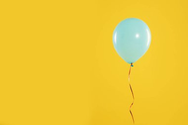 Renk arka planda parlak balon, metin için alan. Kutlama zamanı