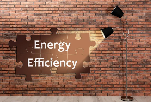Κομψή λάμπα στο πάτωμα κοντά σε τοίχο τούβλο. Έννοια της ενεργειακής απόδοσης — Φωτογραφία Αρχείου