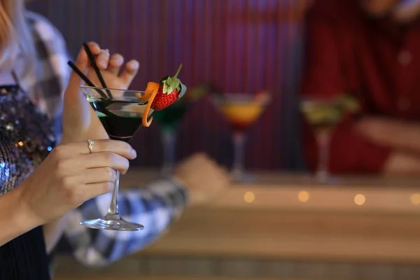 Giovane donna con bicchiere di cocktail martini al bar, primo piano. Spazio per testo — Foto Stock